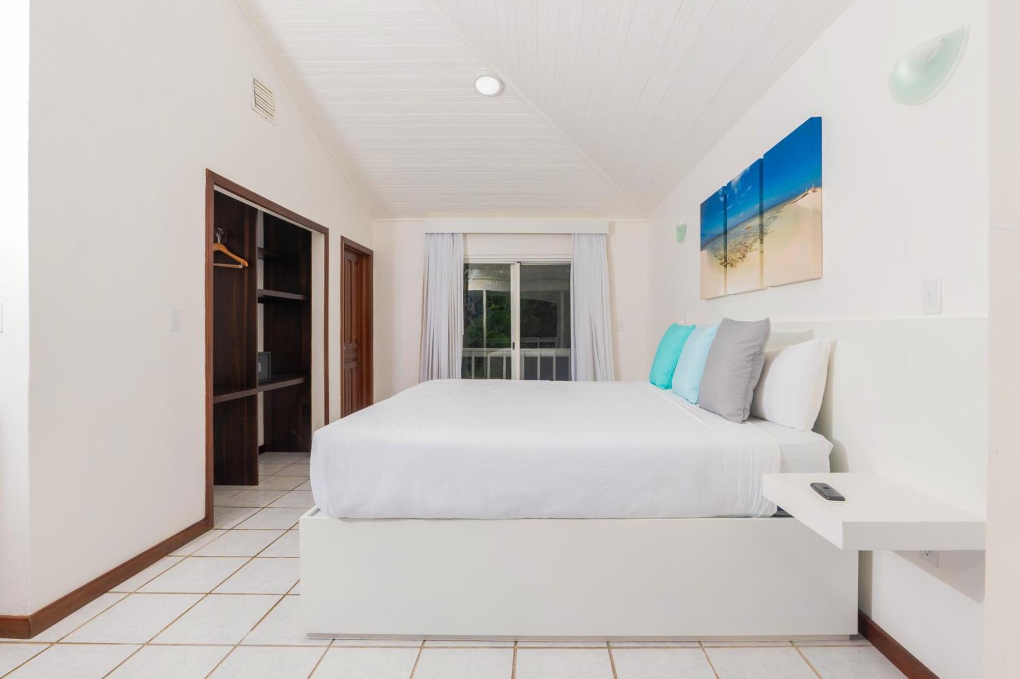 Paradise Beach Hotel & Resort West Bay Bilik gambar
