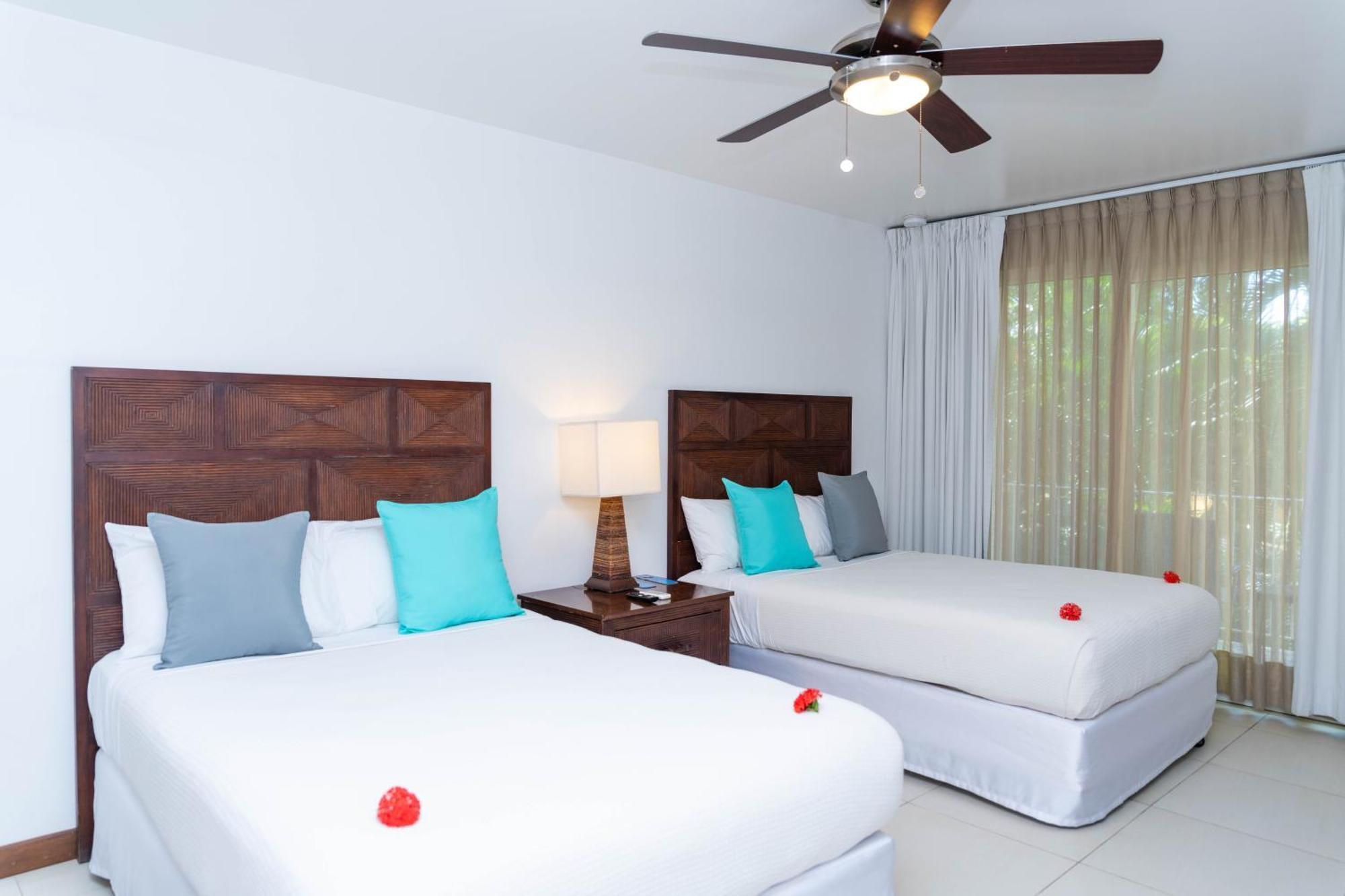 Paradise Beach Hotel & Resort West Bay Bilik gambar